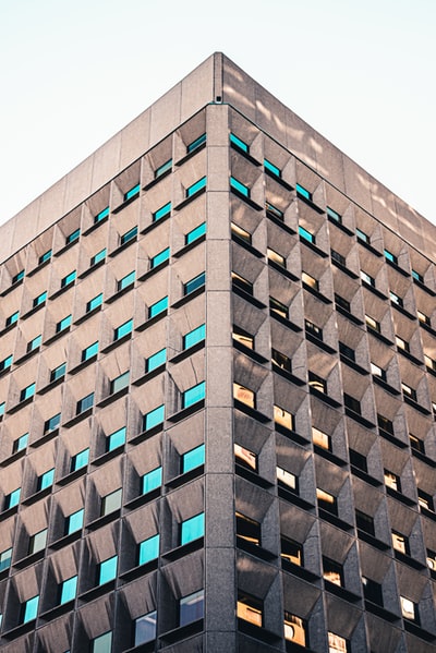 蓝棕色混凝土建筑